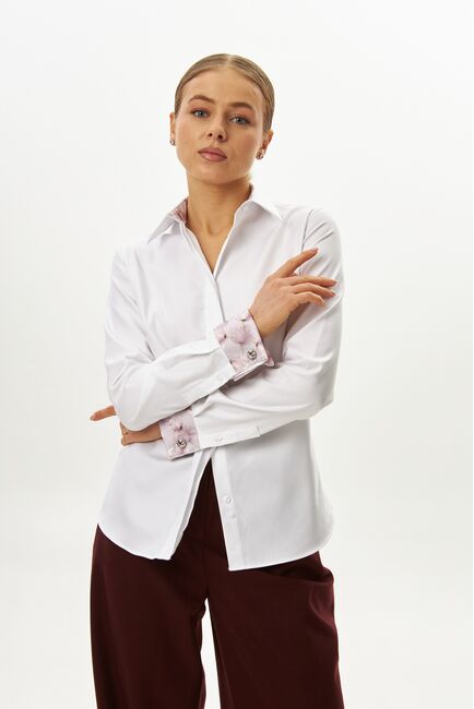 Женская рубашка из хлопка полуприталенная белая с отделкой-9065 от byME 