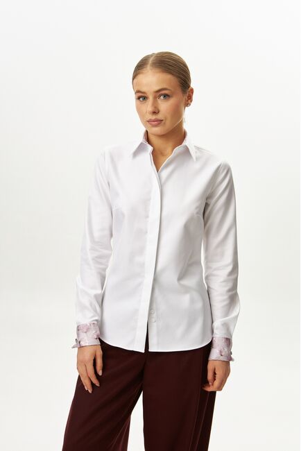 Женская рубашка из хлопка полуприталенная белая с отделкой-9065 от byME 