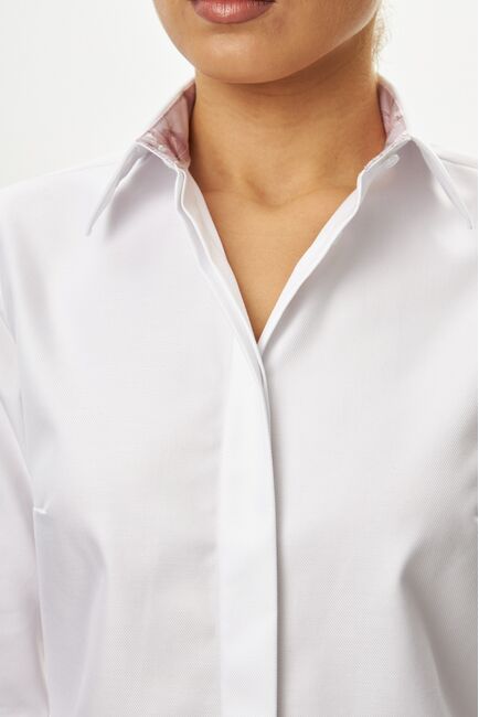 Женская рубашка из хлопка полуприталенная белая с отделкой-9065 от byME 