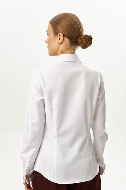 Женская рубашка из хлопка полуприталенная белая с отделкой-9065 от byME 