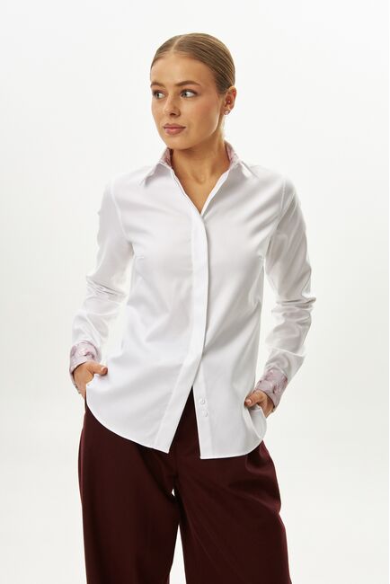 Женская рубашка из хлопка полуприталенная белая с отделкой-9065 от byME 