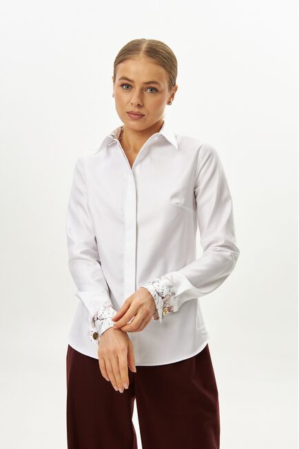 Женская рубашка из хлопка полуприталенная белая с отделкой-9066 от byME 