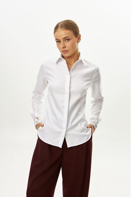 Женская рубашка из хлопка полуприталенная белая с отделкой-9066 от byME 