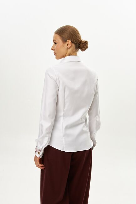 Женская рубашка из хлопка полуприталенная белая с отделкой-9066 от byME 