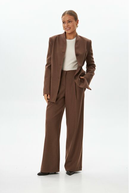 Женские брюки с защипами капучино TR17-1000 от byME 