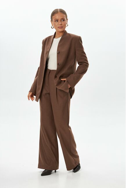 Женские брюки с защипами капучино TR17-1000 от byME 