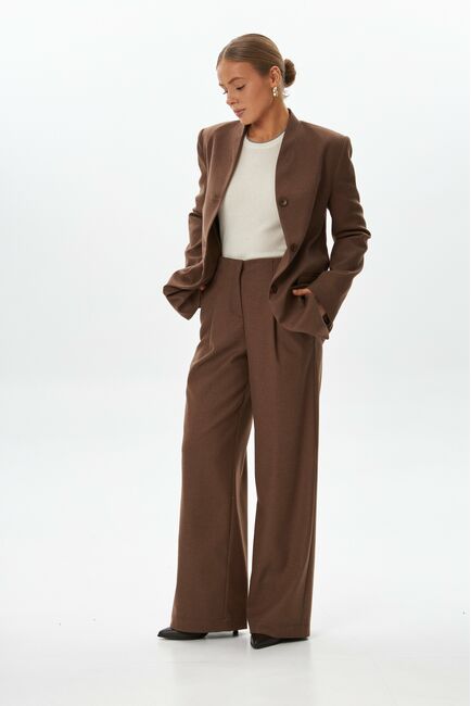 Женские брюки с защипами капучино TR17-1000 от byME 