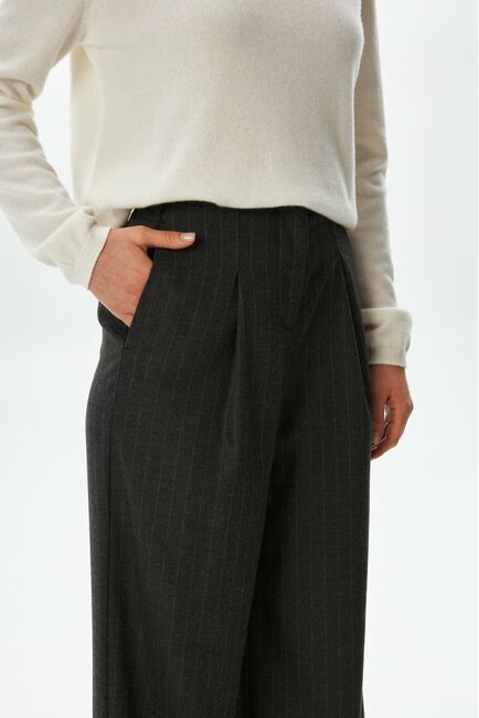 Женские брюки с  добавлением шерсти с защипами серые в полоску TR17-1002 от byME 