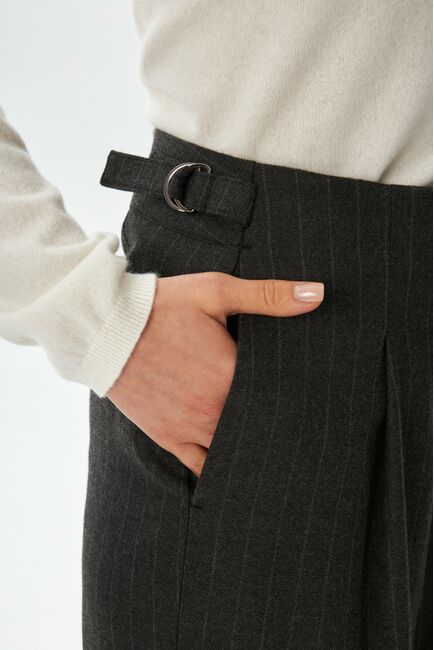 Женские брюки с  добавлением шерсти с защипами серые в полоску TR17-1002 от byME 