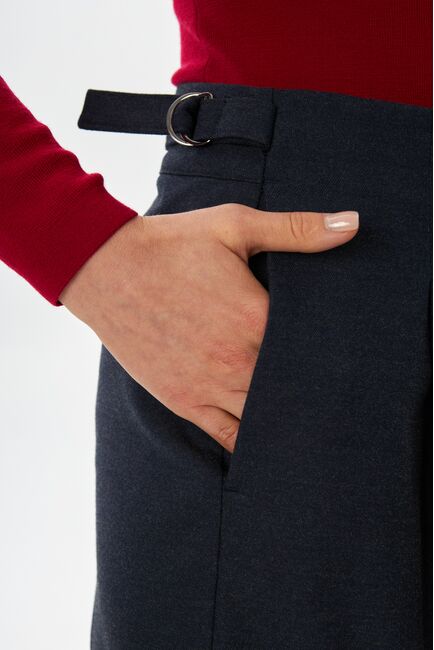 Женские брюки с защипами синие TR17-1003 от byME 