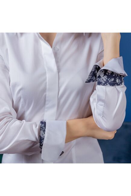 Женская рубашка под пуговицы белого цвета с яркой отделкой - 7478 от DoubleCuff 