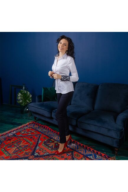 Женская рубашка под пуговицы белого цвета с яркой отделкой - 7478 от DoubleCuff 