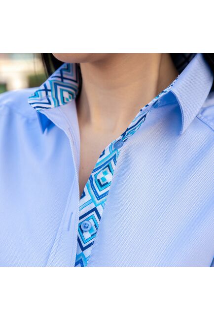 Женская рубашка под пуговицы голубого цвета с яркой отделкой - 7622 от DoubleCuff 
