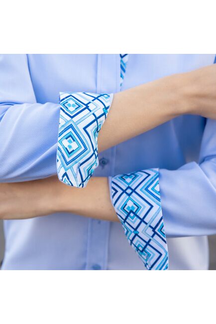 Женская рубашка под пуговицы голубого цвета с яркой отделкой - 7622 от DoubleCuff 