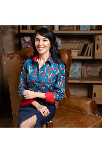 Женская рубашка принт -тюльпаны,  под пуговицы с супатной застежкой полуприталенная с отделкой-7724 от DoubleCuff 