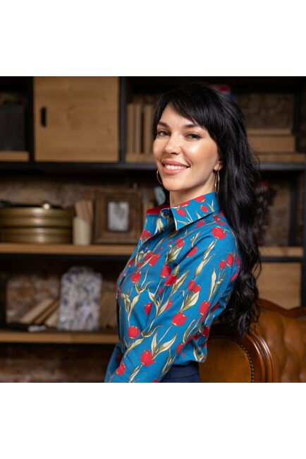 Женская рубашка принт -тюльпаны,  под пуговицы с супатной застежкой полуприталенная с отделкой-7724 от DoubleCuff 