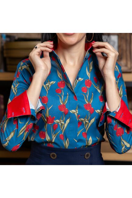 Женская рубашка принт -тюльпаны,  под пуговицы с супатной застежкой полуприталенная с отделкой-7724 от DoubleCuff 