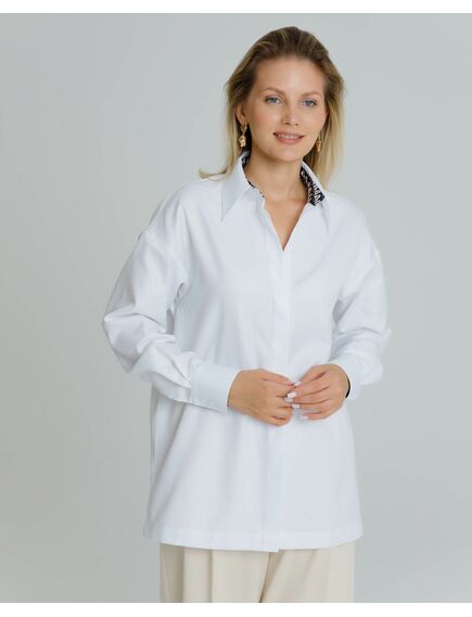 Рубашка женская в белом цвете с отделкой, в прямом силуэте с универсальной манжетой  - 8581 от ByME 