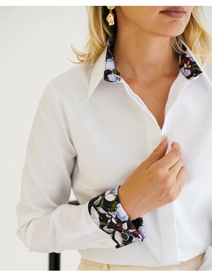 Женская рубашка из хлопка под запонку белая с отделкой цветы- 8594 от byME 