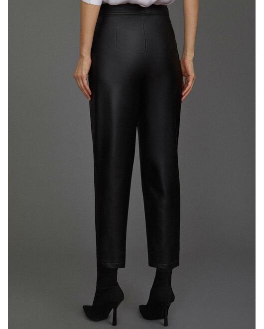 Брюки женские из экокожи с защипами от byME 