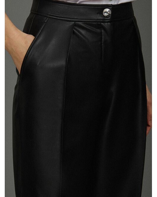 Брюки женские из экокожи с защипами от byME 