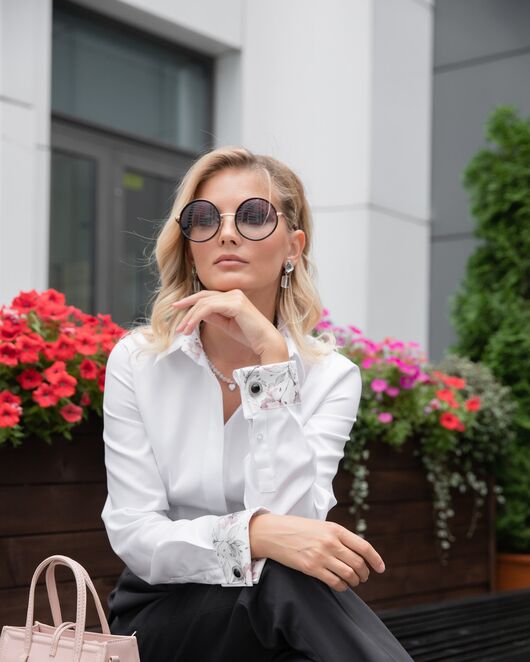 Женская полуприталенная рубашка под запонку белая с отделкой  - 8050 от byME 