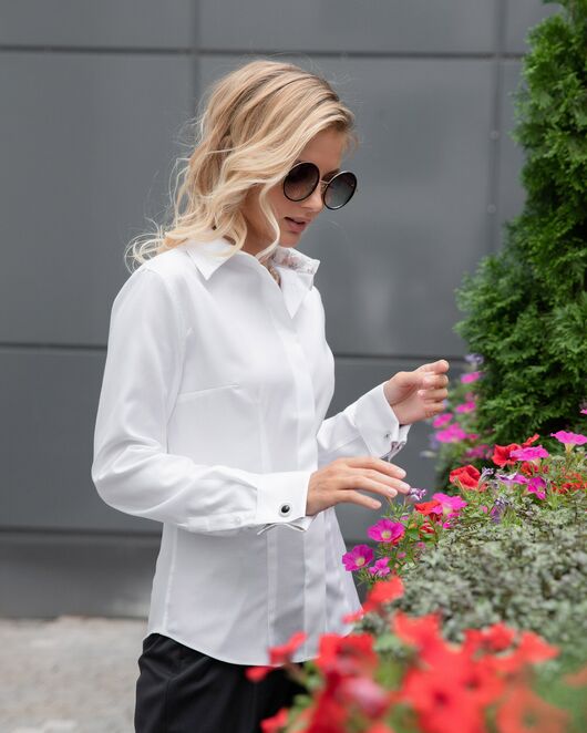 Женская полуприталенная рубашка под запонку белая с отделкой  - 8050 от byME 