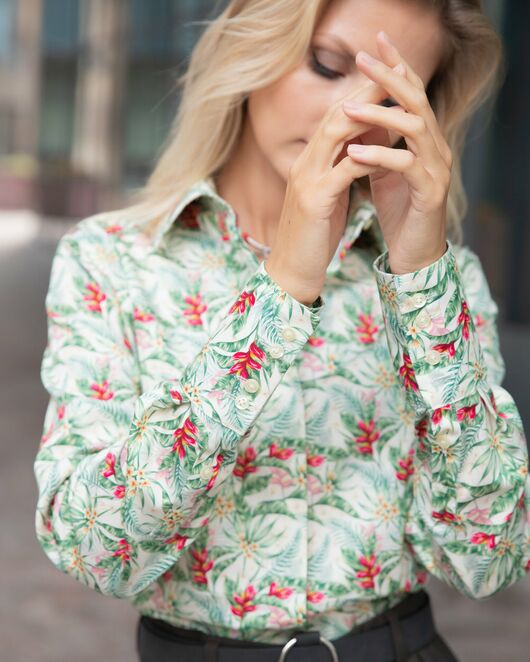 Женская рубашка под пуговицы полуприталенная тропический узор - 8058 от byME  Женская рубашка под пуговицы полуприталенная тропический узор - 8058 от byME