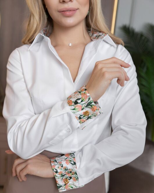 Женская рубашка под запонку с супатной застежкой с отделкой лепестки - 8136 от ByME 