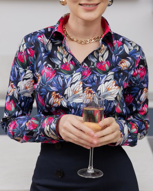 Женская рубашка из хлопка под пуговицы с супатной застежкой полуприталенная с отделкой цветы - 8144 от byME 