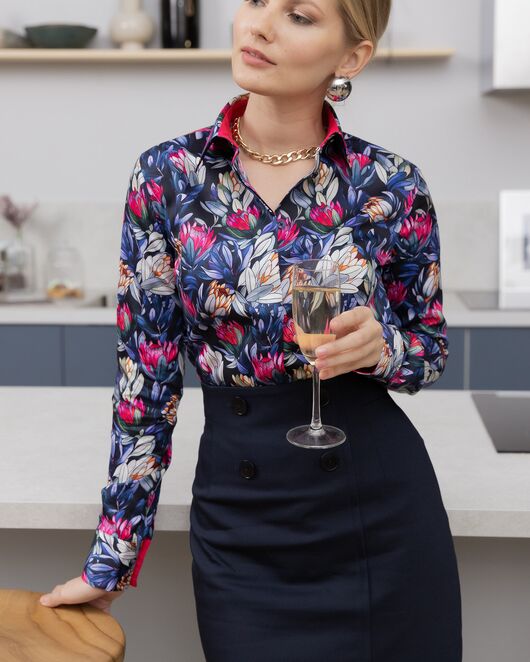 Женская рубашка из хлопка под пуговицы с супатной застежкой полуприталенная с отделкой цветы - 8144 от byME 