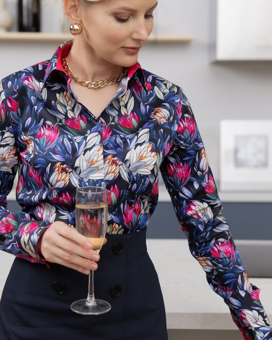 Женская рубашка из хлопка под пуговицы с супатной застежкой полуприталенная с отделкой цветы - 8144 от byME 