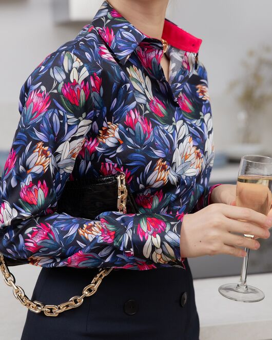 Женская рубашка из хлопка под пуговицы с супатной застежкой полуприталенная с отделкой цветы - 8144 от byME 