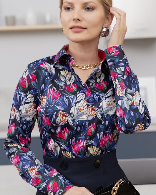 Женская рубашка из хлопка под пуговицы с супатной застежкой полуприталенная с отделкой цветы - 8144 от byME 