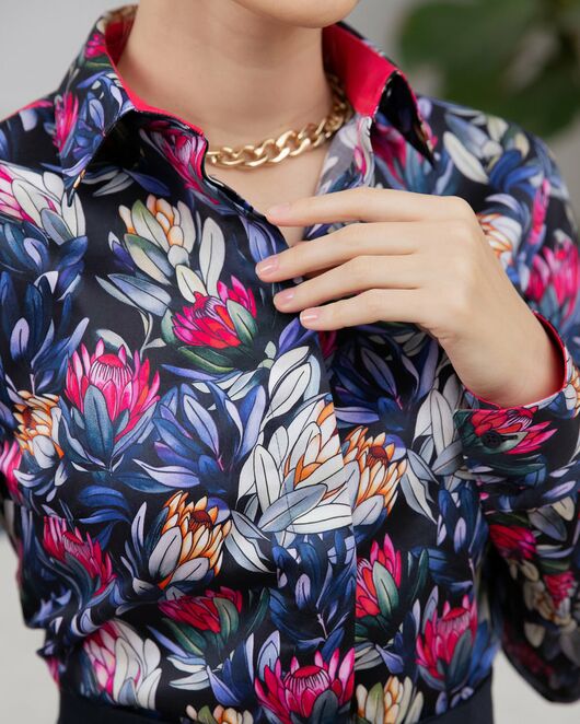 Женская рубашка из хлопка под пуговицы с супатной застежкой полуприталенная с отделкой цветы - 8144 от byME 