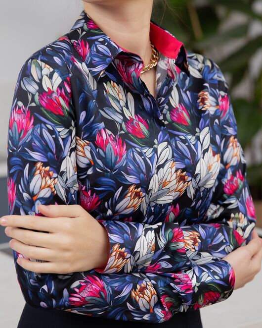 Женская рубашка из хлопка под пуговицы с супатной застежкой полуприталенная с отделкой цветы - 8144 от byME 