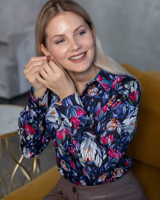 Женская рубашка  принт - яркие пионы, под пуговицы с супатной застежкой полуприталенная - 7808 от byME 