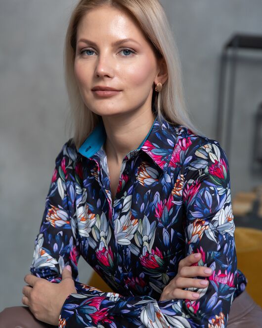 Женская рубашка  принт - яркие пионы, под пуговицы с супатной застежкой полуприталенная - 7808 от byME 