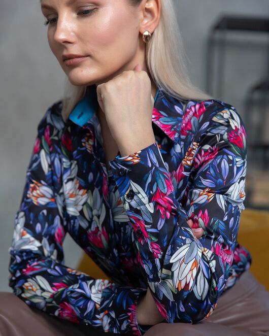 Женская рубашка  принт - яркие пионы, под пуговицы с супатной застежкой полуприталенная - 7808 от byME 