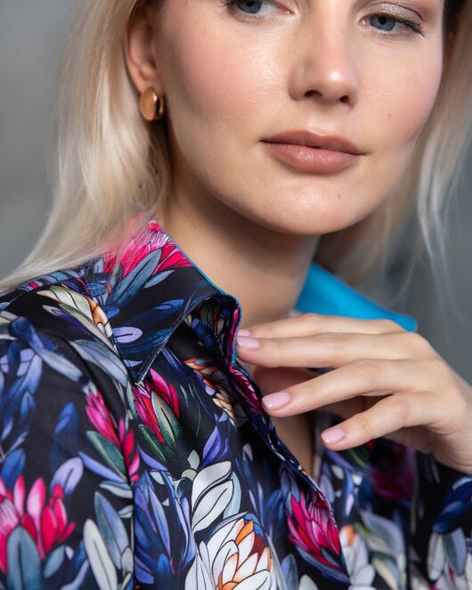 Женская рубашка  принт - яркие пионы, под пуговицы с супатной застежкой полуприталенная - 7808 от byME 