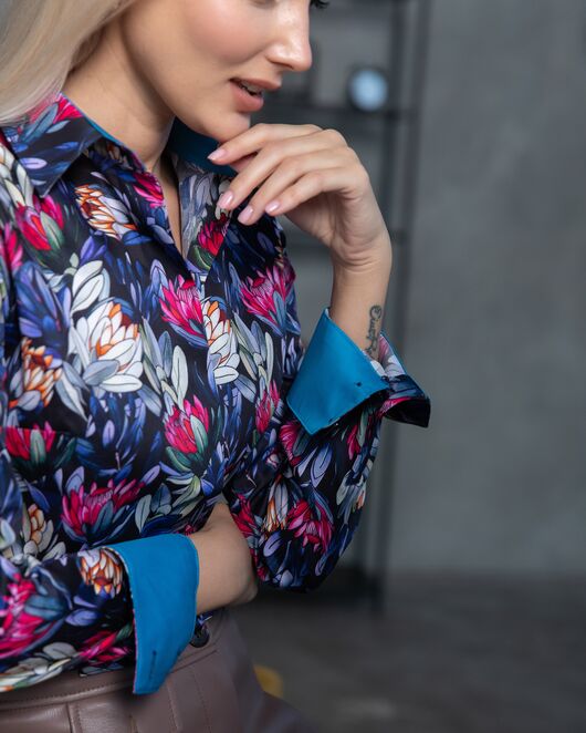 Женская рубашка  принт - яркие пионы, под пуговицы с супатной застежкой полуприталенная - 7808 от byME 