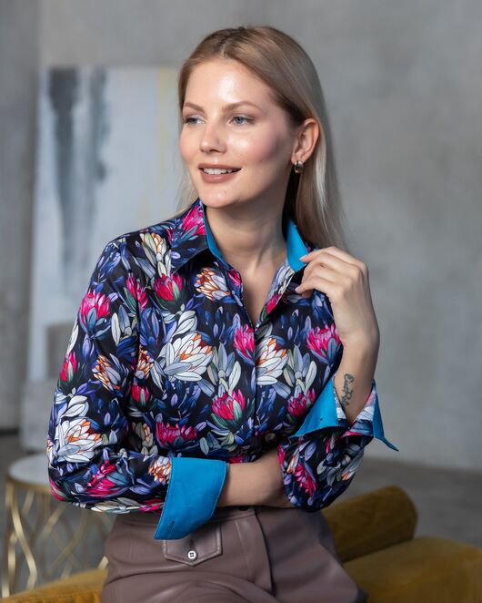 Женская рубашка  принт - яркие пионы, под пуговицы с супатной застежкой полуприталенная - 7808 от byME 