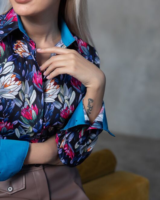 Женская рубашка  принт - яркие пионы, под пуговицы с супатной застежкой полуприталенная - 7808 от byME 