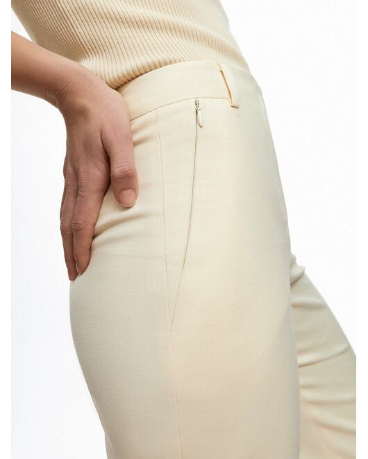 Прямые женские брюки молочного цвета от byME 