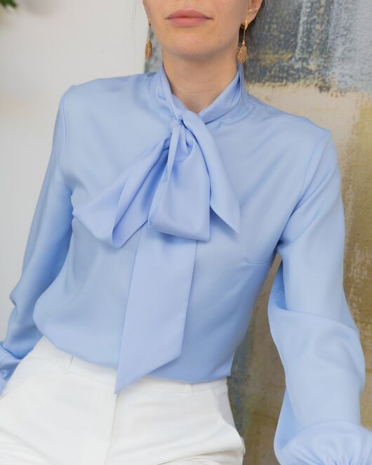 Женская блузка под пуговицы с бантом голубая - 8237 от byME 
