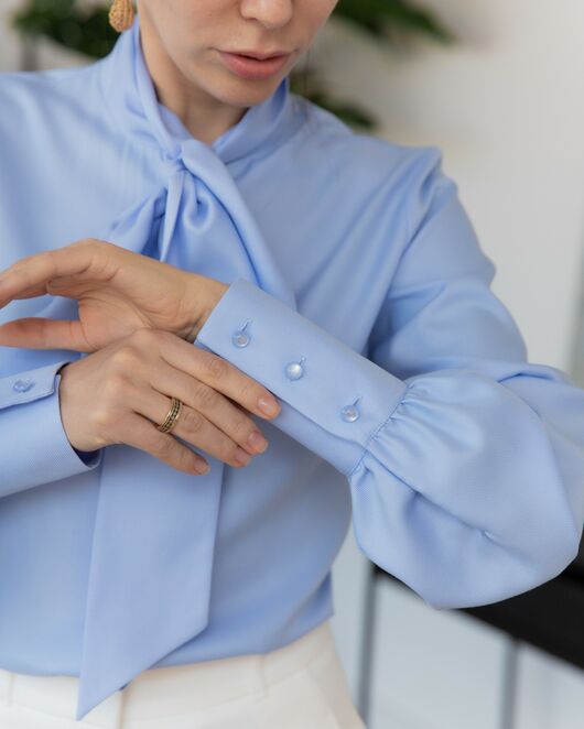 Женская блузка под пуговицы с бантом голубая - 8237 от byME 