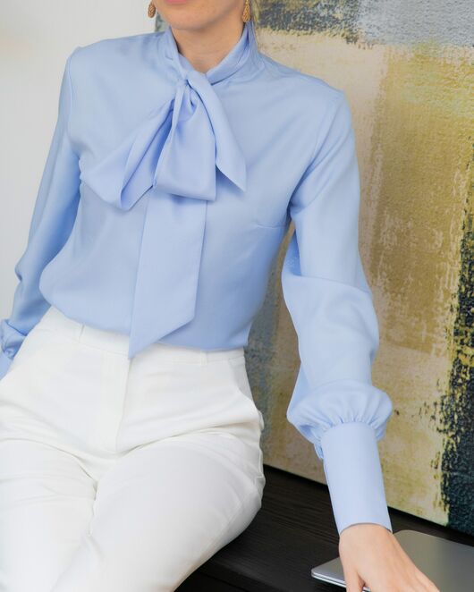 Женская блузка под пуговицы с бантом голубая - 8237 от byME 