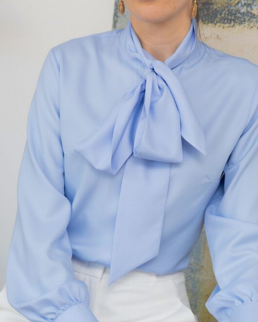 Женская блузка под пуговицы с бантом голубая - 8237 от byME 
