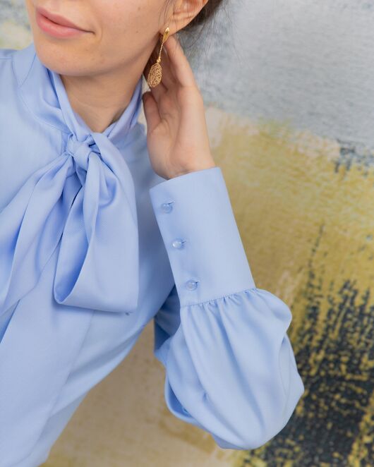 Женская блузка под пуговицы с бантом голубая - 8237 от byME 