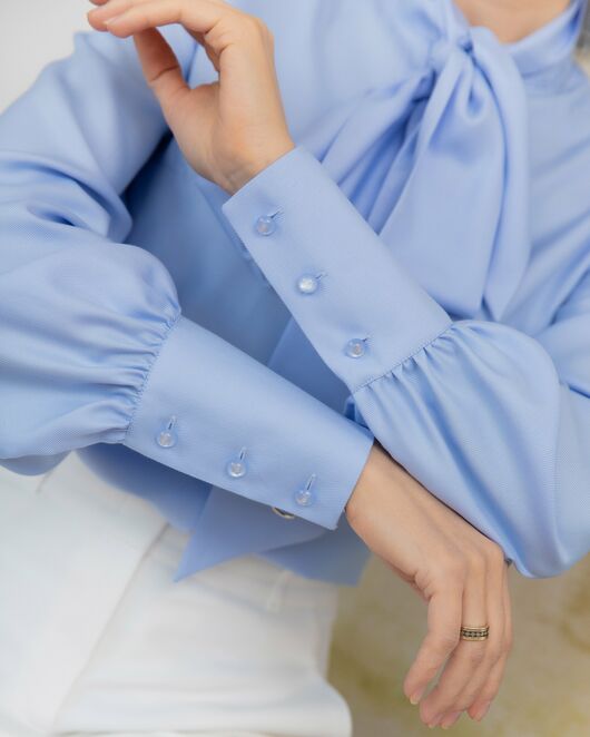 Женская блузка под пуговицы с бантом голубая - 8237 от byME 